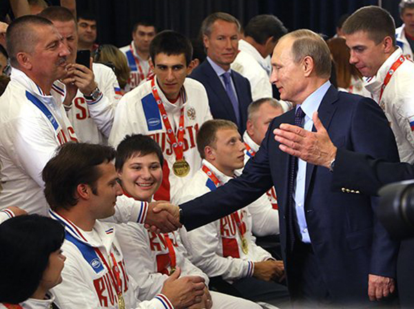 Брянские паралимпийцы на встрече с Владимиром Путиным Брянские паралимпийцы Светлана Кривенок, Владислав Фролов, Александр Хрупин и их тренер Михаил Сумичев на встрече с Владимиром Путиным